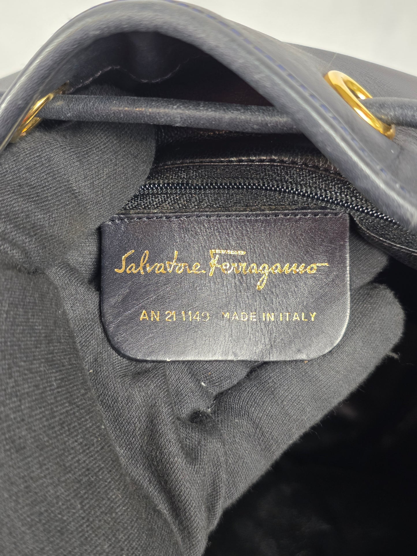 FERRAGAMO BLACK LEATHER DRAWSTRING BUCKET BAG