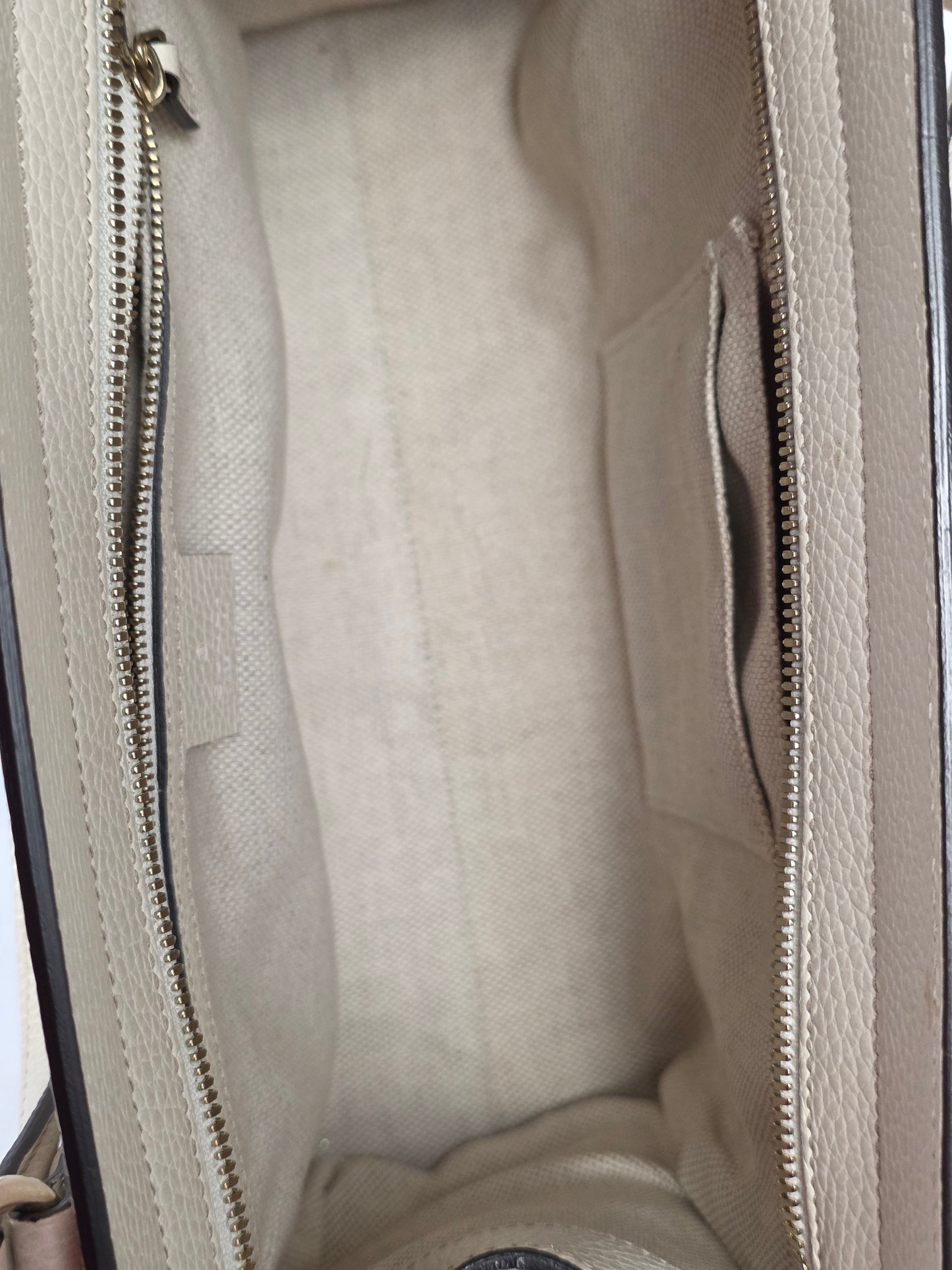 GUCCI SOHO TOP HANDLE BAG, BLACK W/ WHITE PEBBLED LEATHER