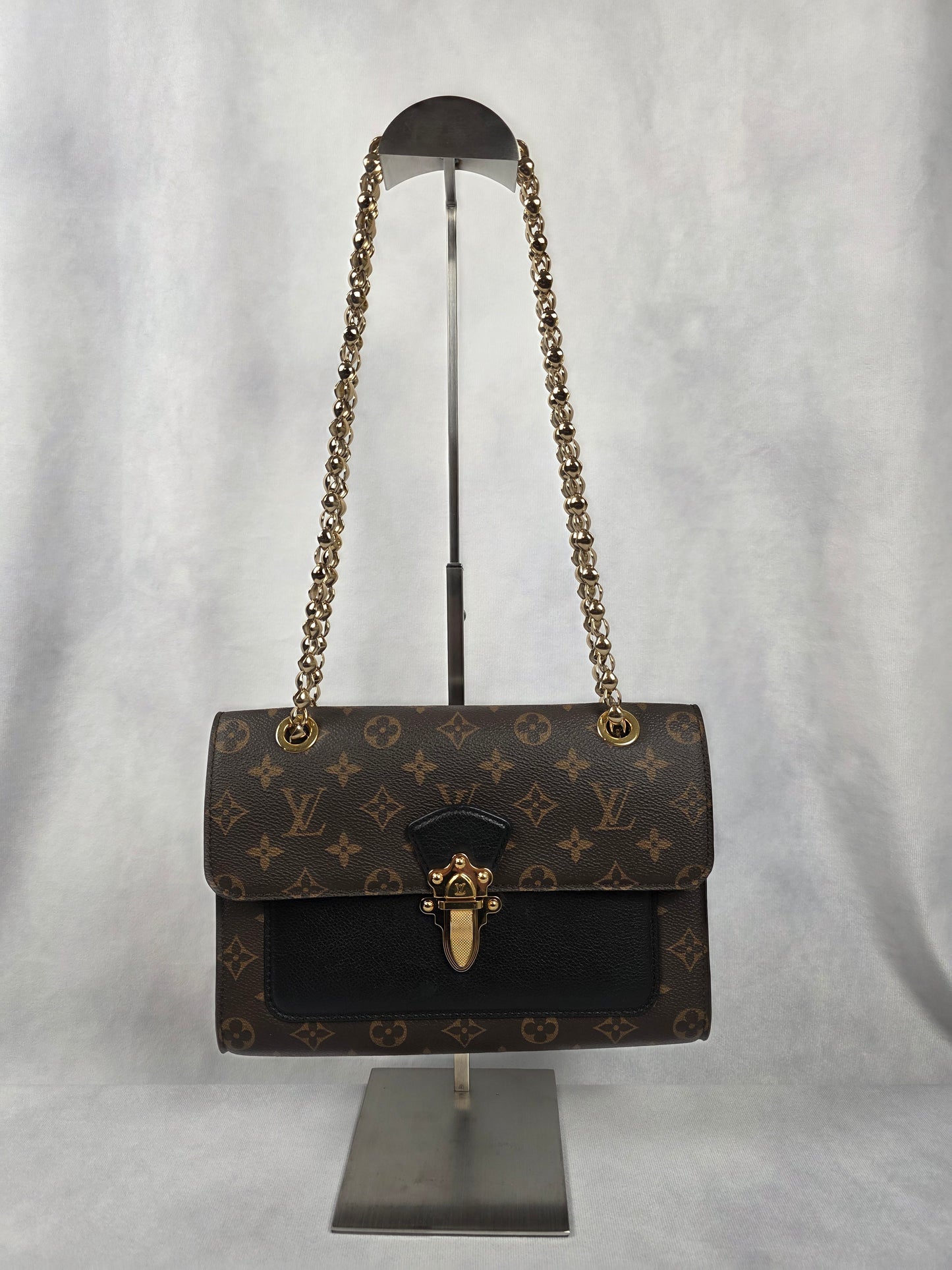 LOUIS VUITTON VICTORIE MONOGRAM CHAIN SHOULDER BAG
