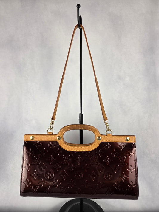 LOUIS VUITTON ROXBURY DRIVE MONOGRAM VERNIS HANDBAG IN AMARANTE (DEEP BURGUNDY) w/ SHOULDER STRAP