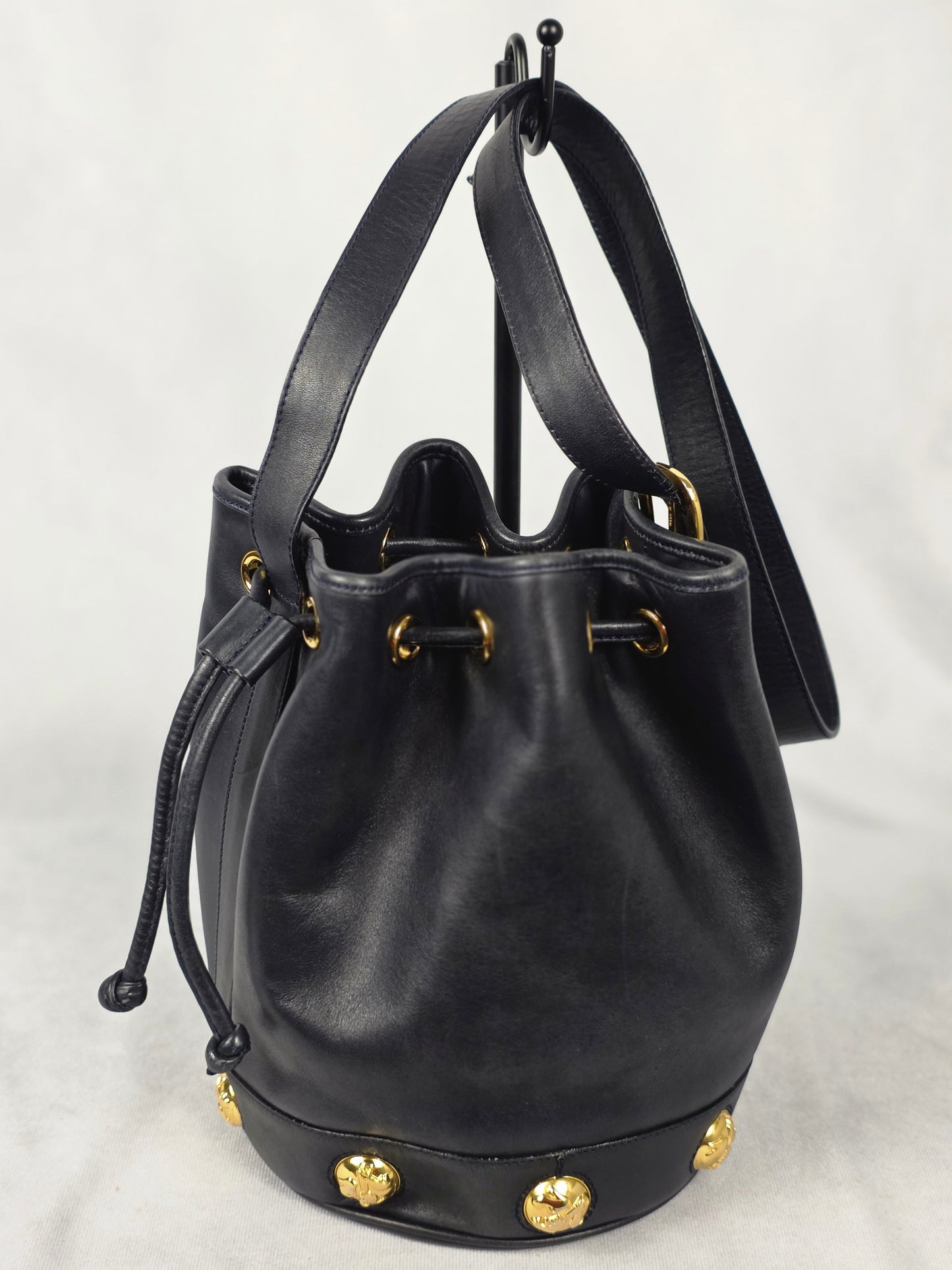 FERRAGAMO BLACK LEATHER DRAWSTRING BUCKET BAG