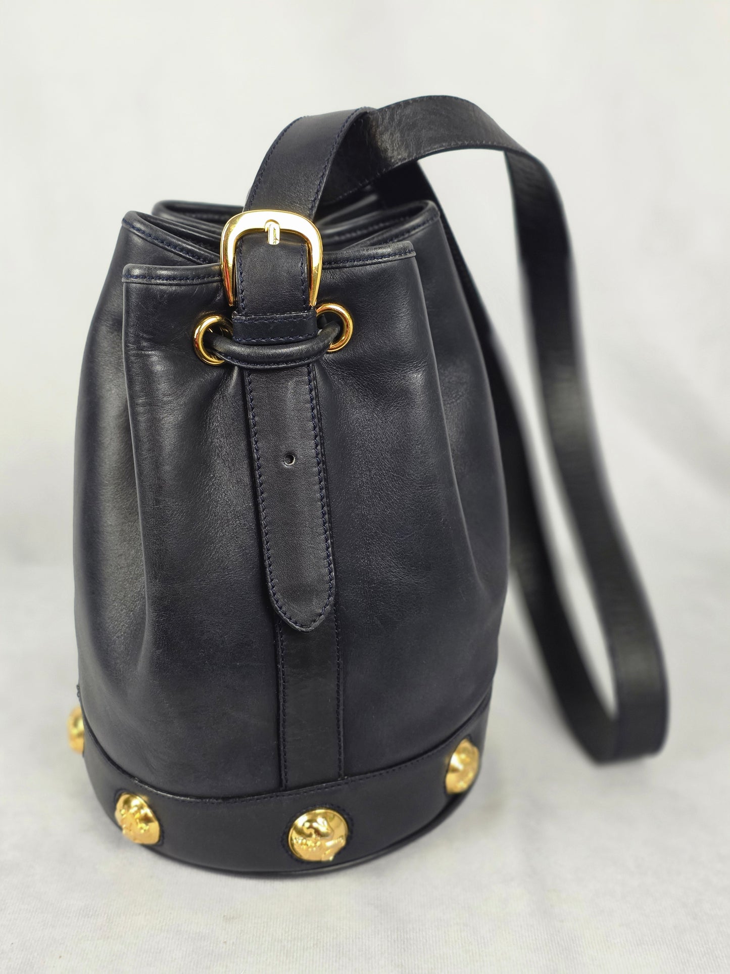 FERRAGAMO BLACK LEATHER DRAWSTRING BUCKET BAG