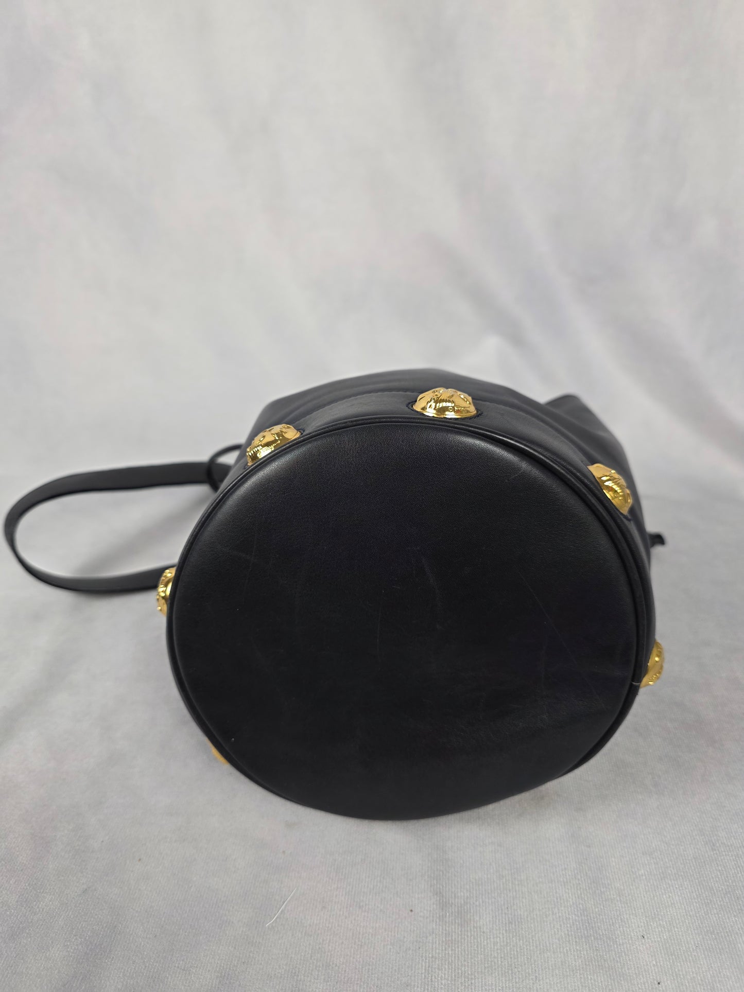 FERRAGAMO BLACK LEATHER DRAWSTRING BUCKET BAG