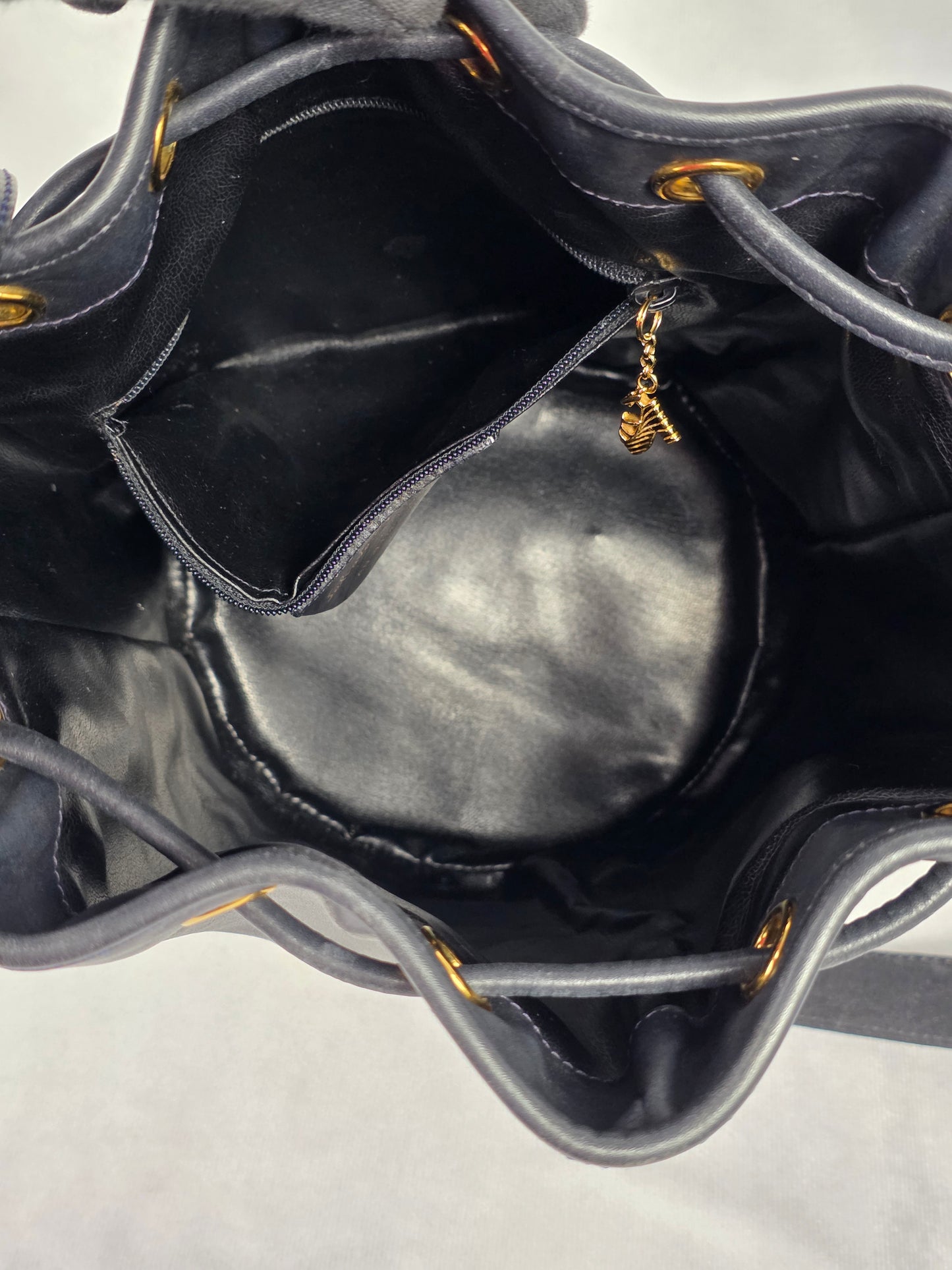 FERRAGAMO BLACK LEATHER DRAWSTRING BUCKET BAG