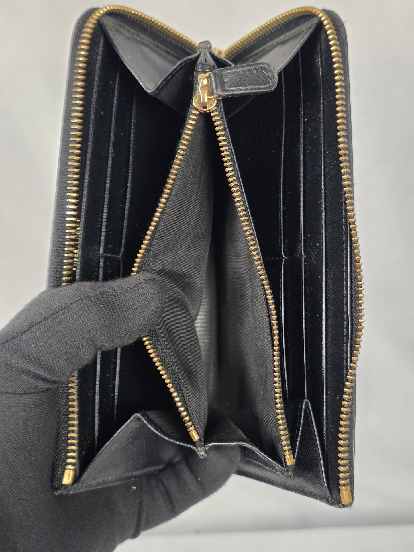 FERRAGAMO GANCINI ZIP-AROUND BLACK WALLET