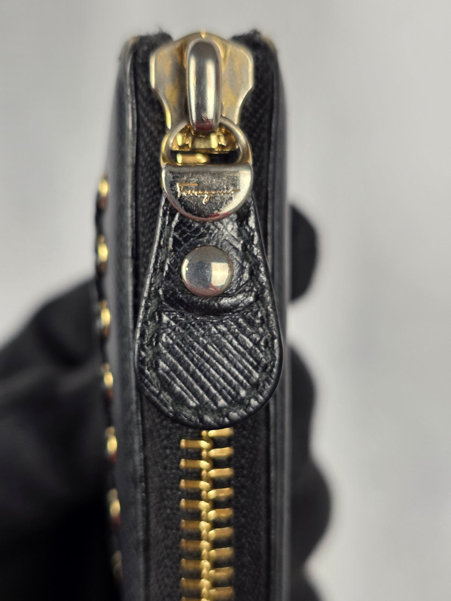 FERRAGAMO GANCINI ZIP-AROUND BLACK WALLET