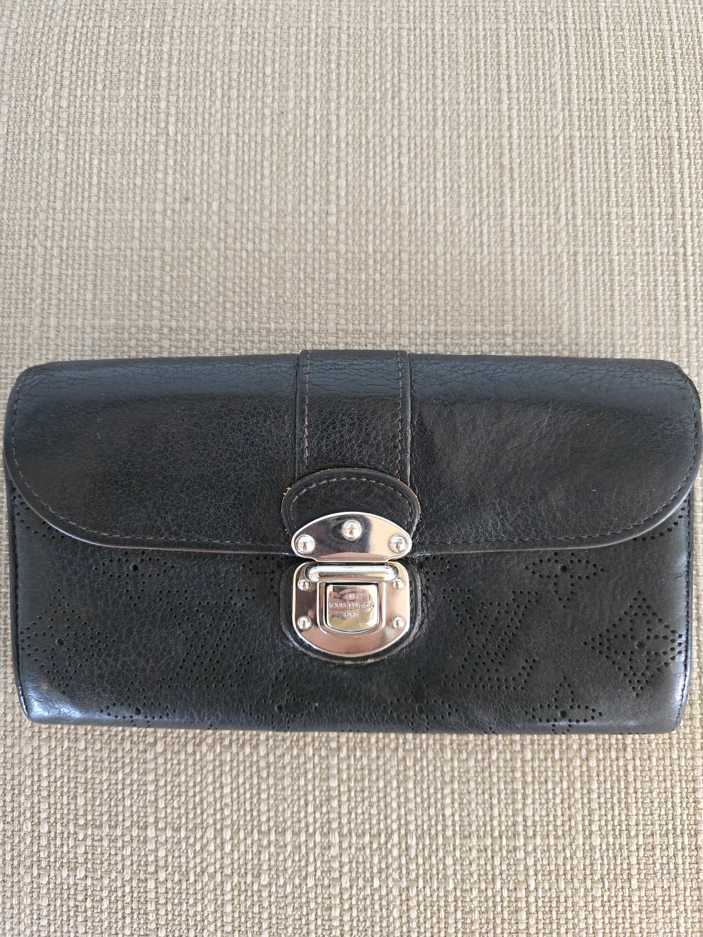 Louis Vuitton Portefeuille Amelia Mahina Leather Long Wallet Black