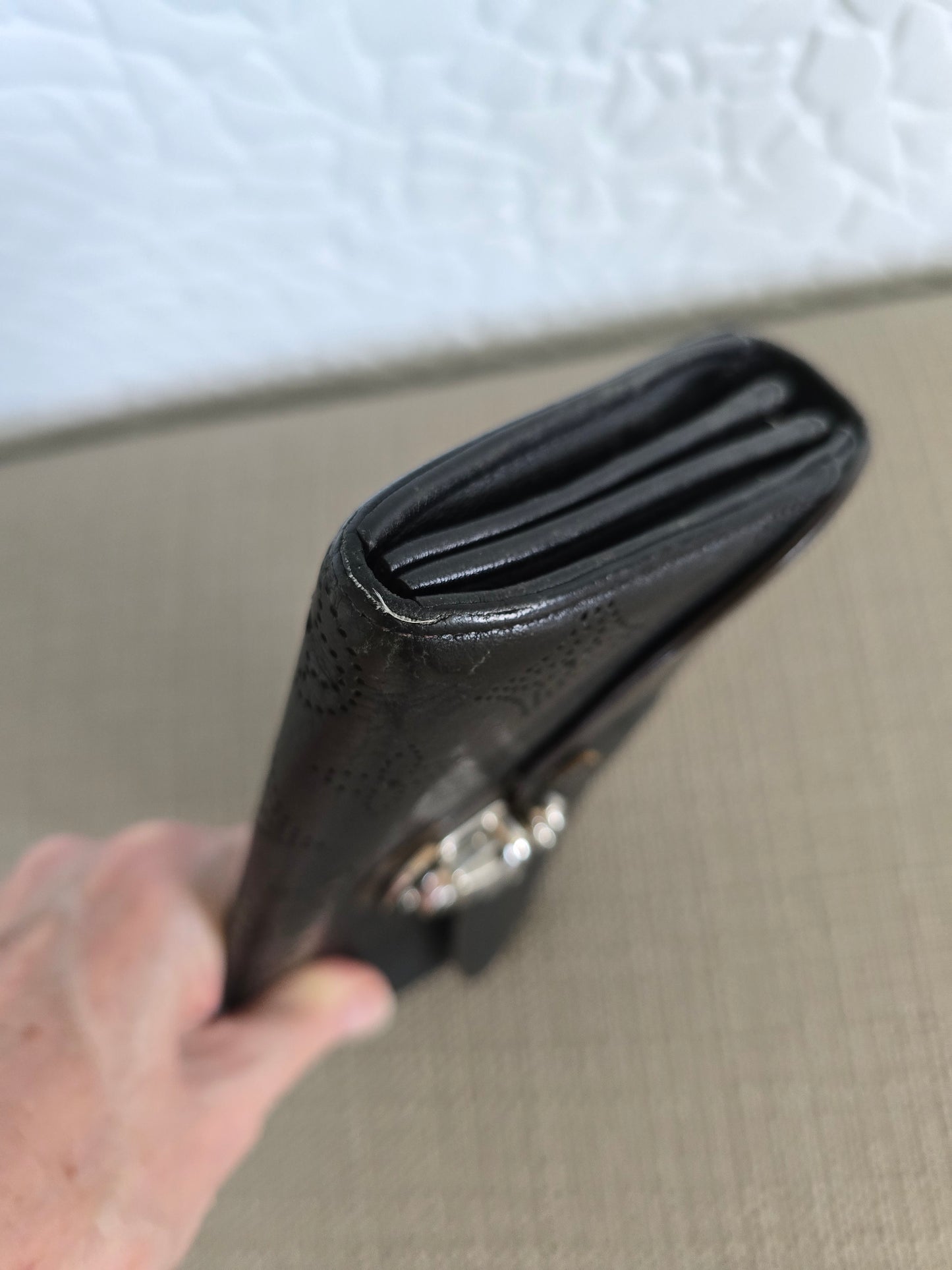 Louis Vuitton Portefeuille Amelia Mahina Leather Long Wallet Black