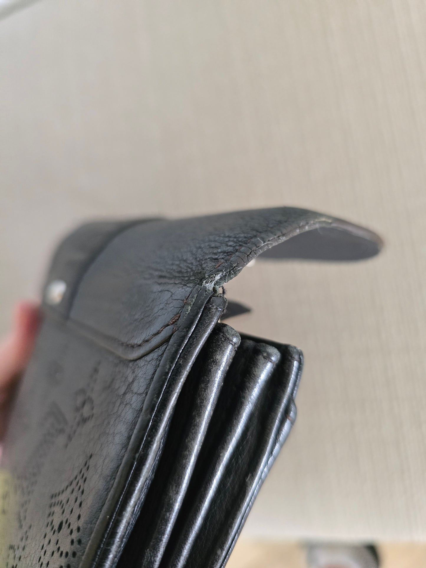 Louis Vuitton Portefeuille Amelia Mahina Leather Long Wallet Black