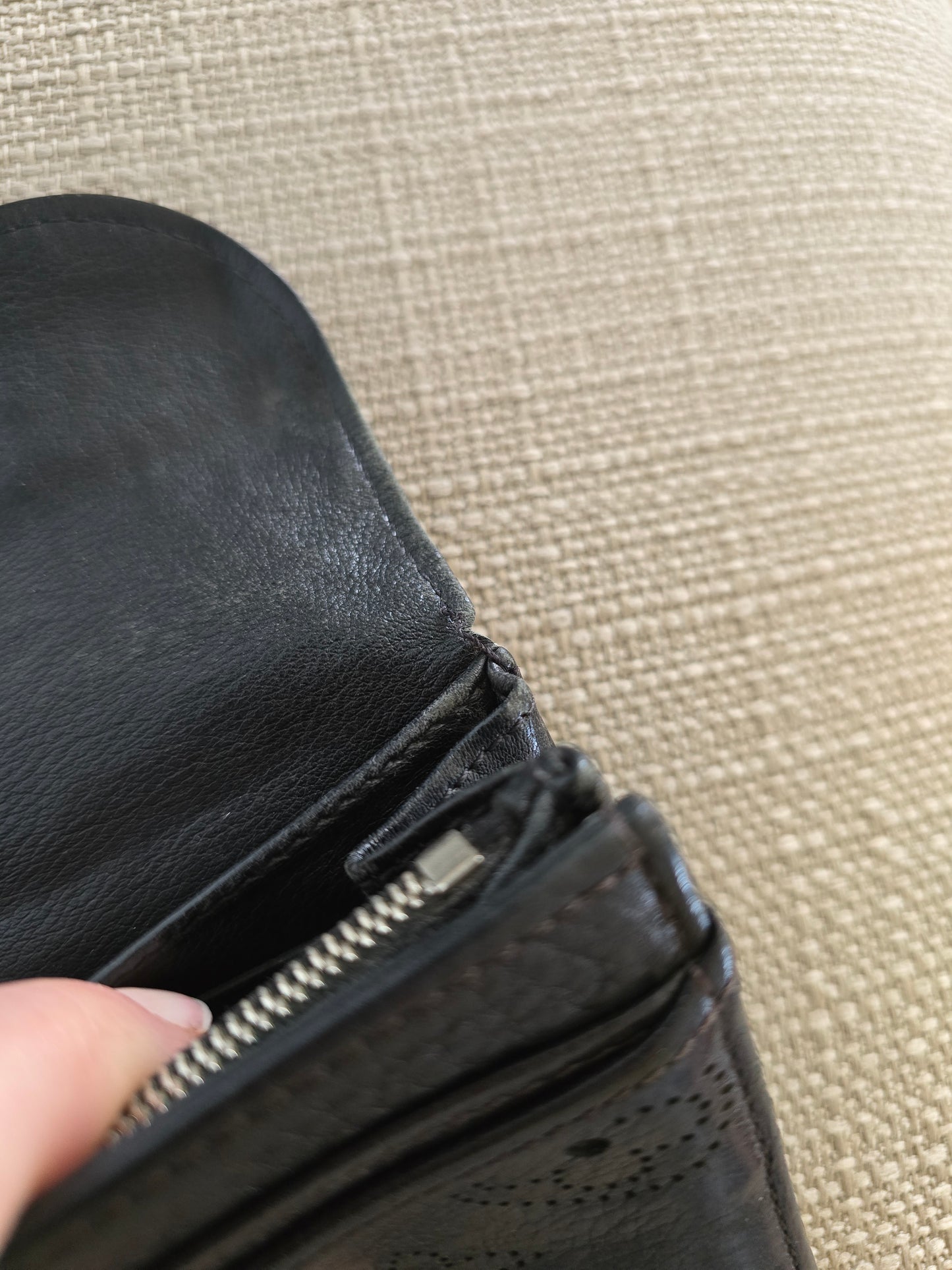 Louis Vuitton Portefeuille Amelia Mahina Leather Long Wallet Black