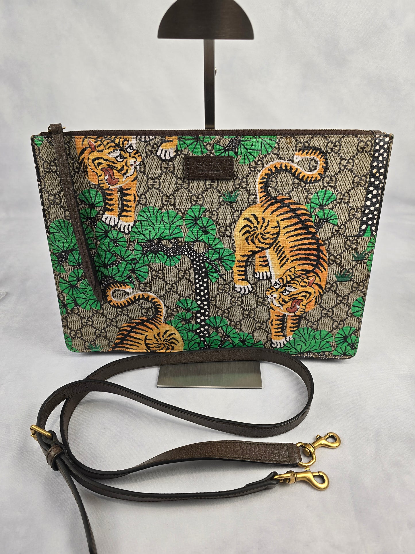 Gucci Bengal GG Supreme Flat Messenger Crossbody Bag