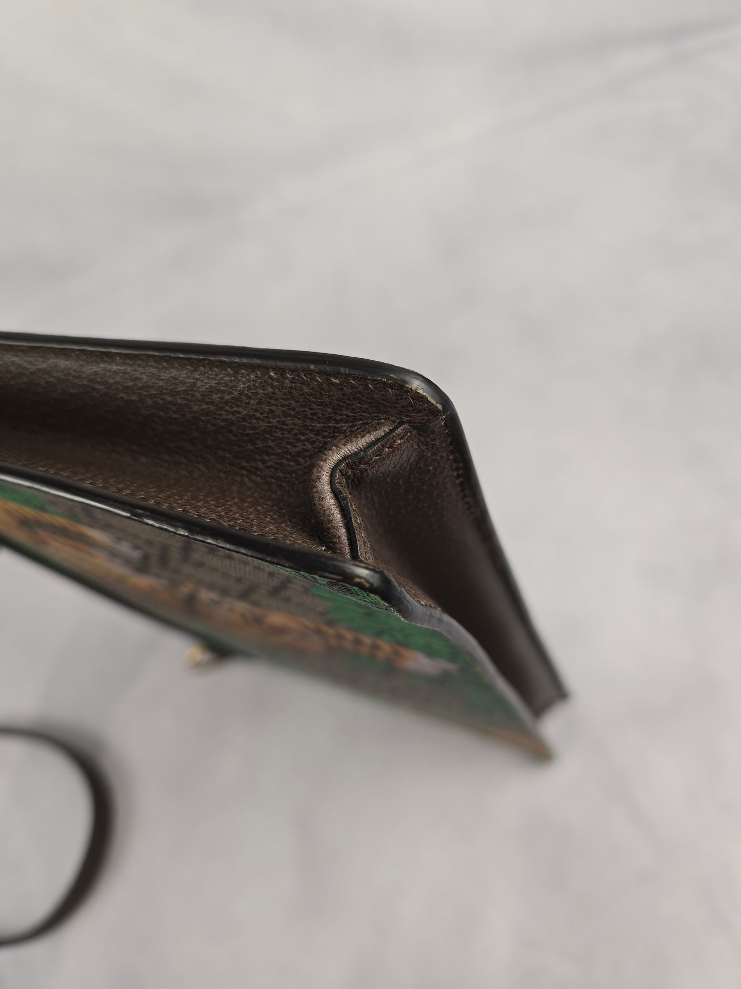 Gucci Bengal GG Supreme Flat Messenger Crossbody Bag