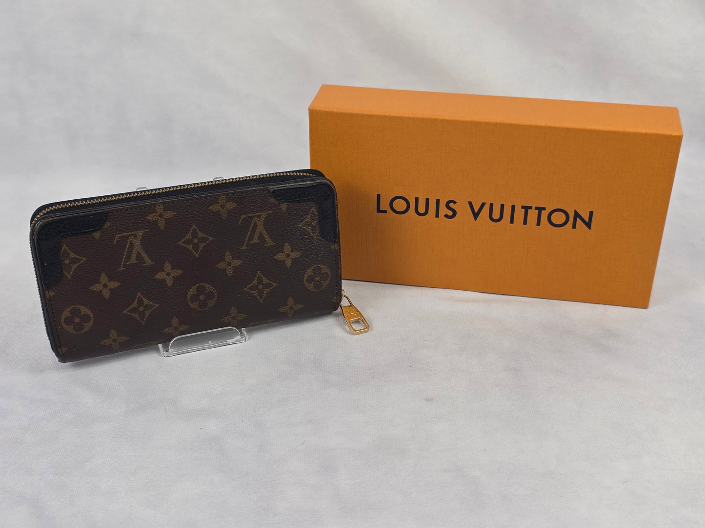 Louis Vuitton Brown Monogram Zippy Retiro Wallet – Black Leather Accents
