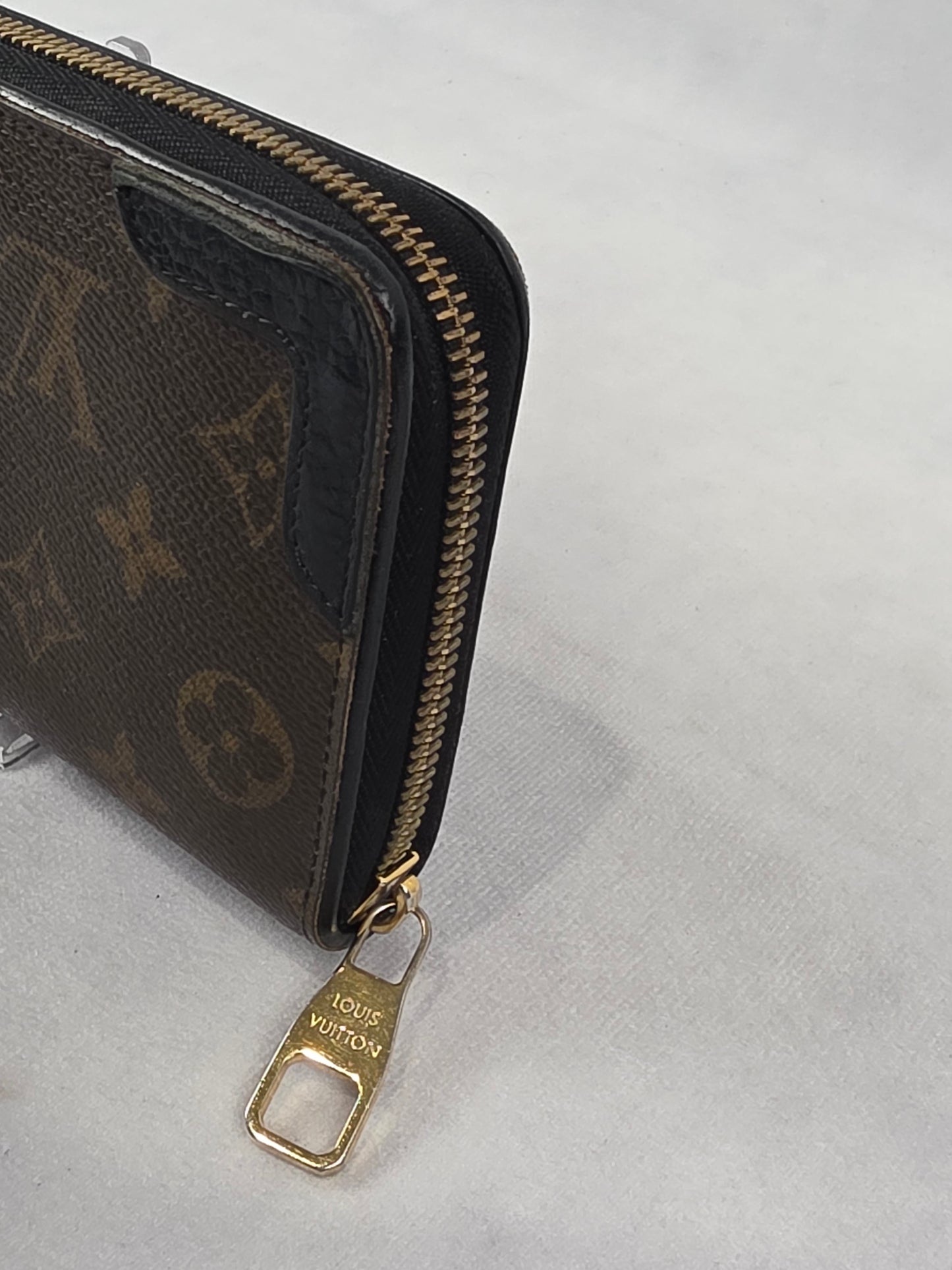Louis Vuitton Brown Monogram Zippy Retiro Wallet – Black Leather Accents