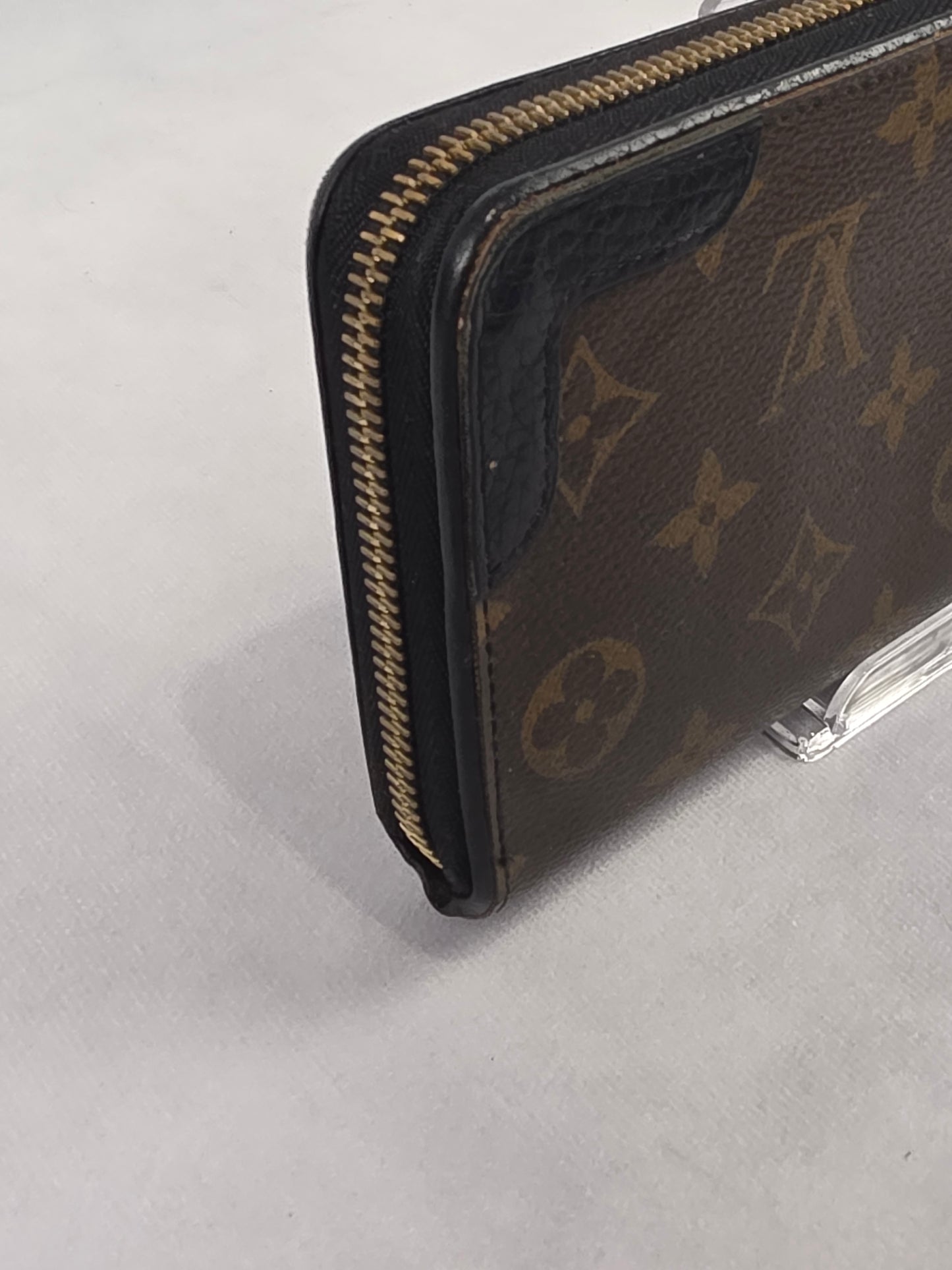 Louis Vuitton Brown Monogram Zippy Retiro Wallet – Black Leather Accents