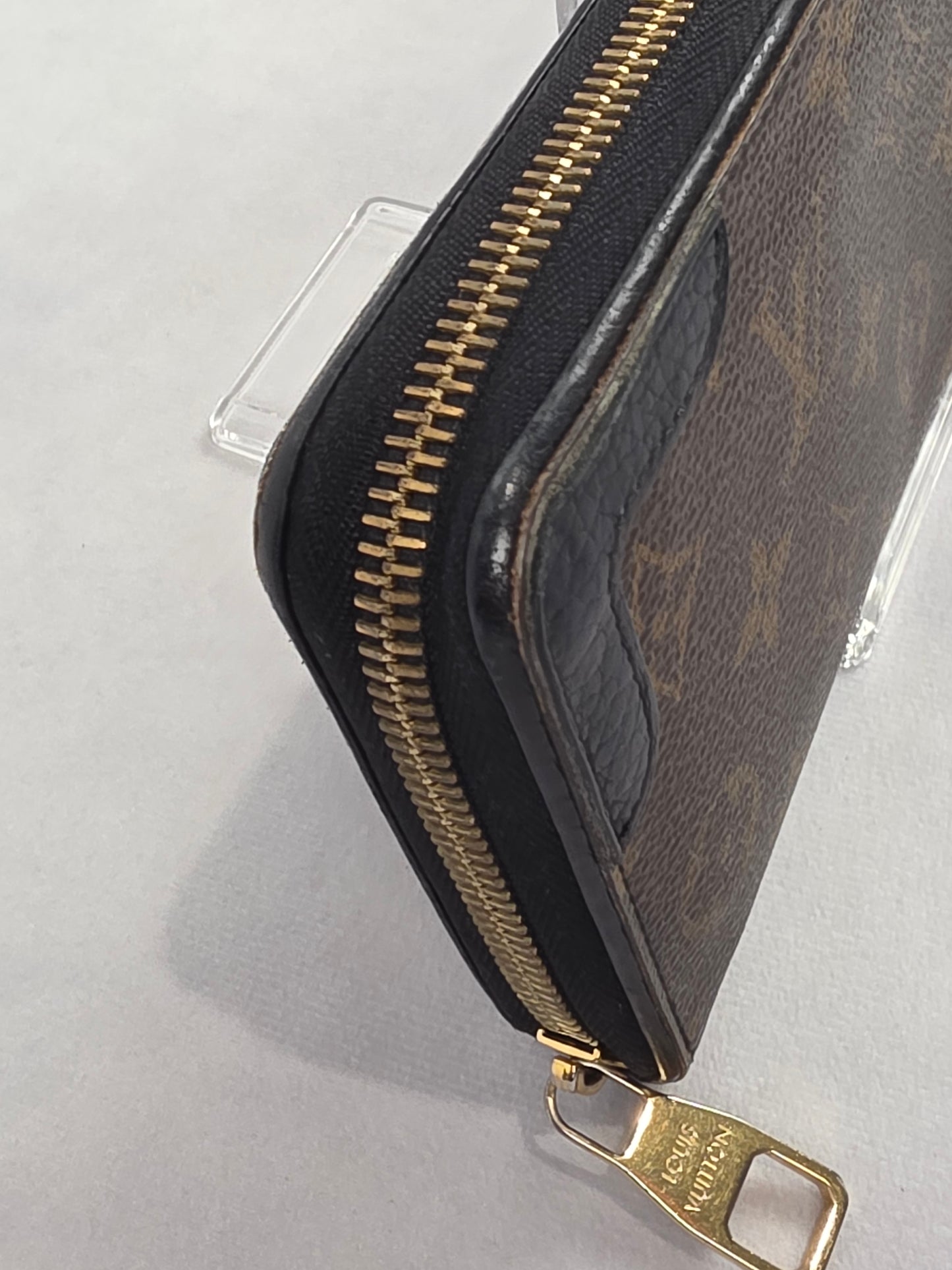Louis Vuitton Brown Monogram Zippy Retiro Wallet – Black Leather Accents