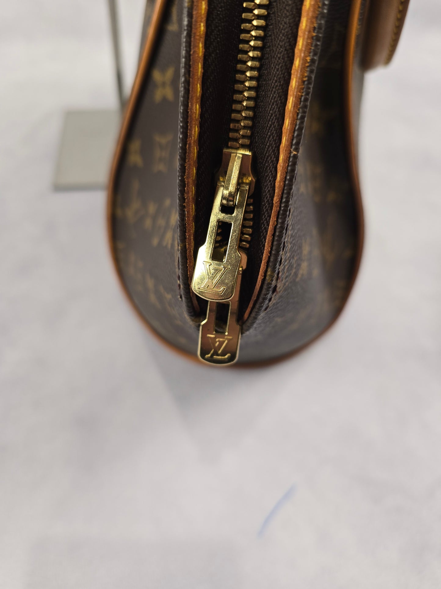 Louis Vuitton Ellipse MM Handbag