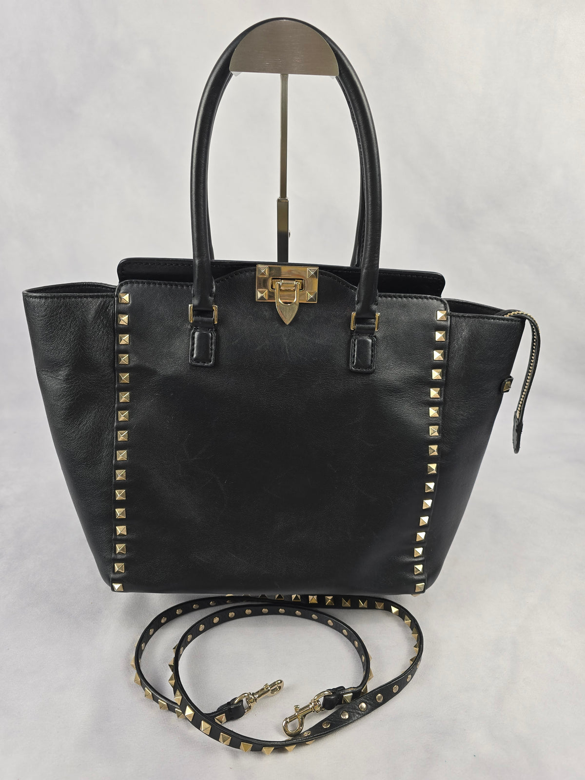 Valentino Garavani Rockstud Medium Leather Totebag in Black