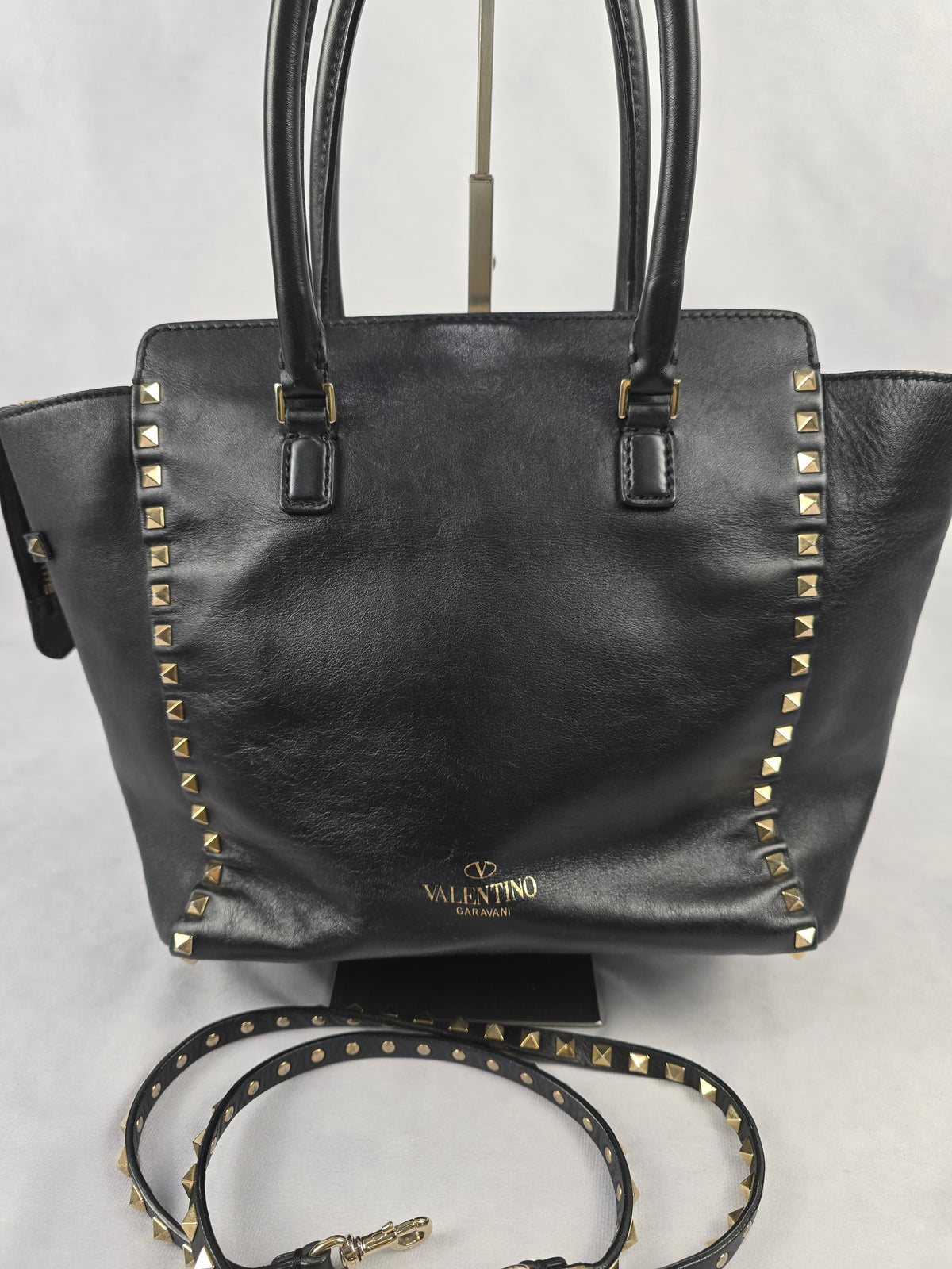 Valentino Garavani Rockstud Medium Leather Totebag in Black
