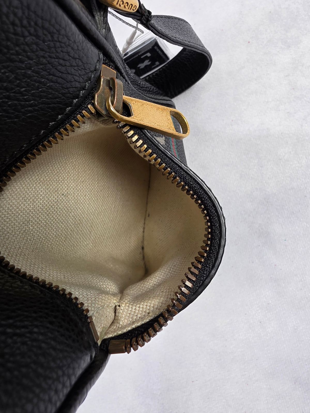 Gucci Logo Print Grained Black Leather Messenger Bag